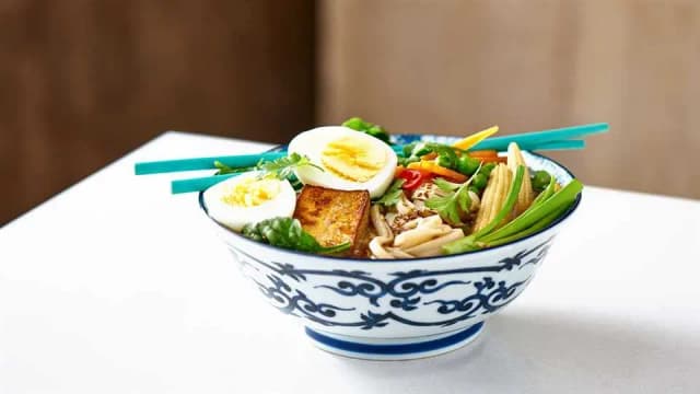 Jak zrobić ramen wegetariański - prosty przepis na zdrową zupę