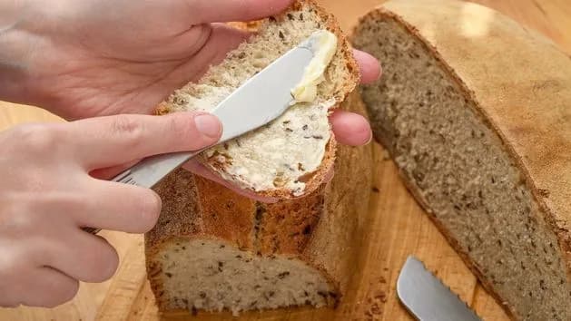 Czym smarować chleb przy wysokim cholesterolu? Zdrowe alternatywy