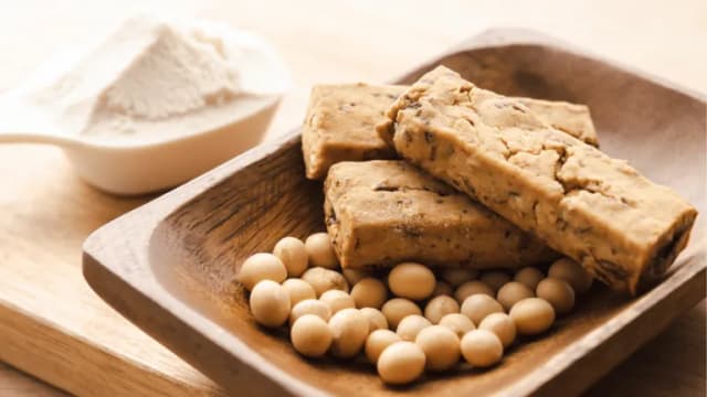 Czy batony proteinowe tuczą? Odkryj prawdę o ich kaloriach i diecie