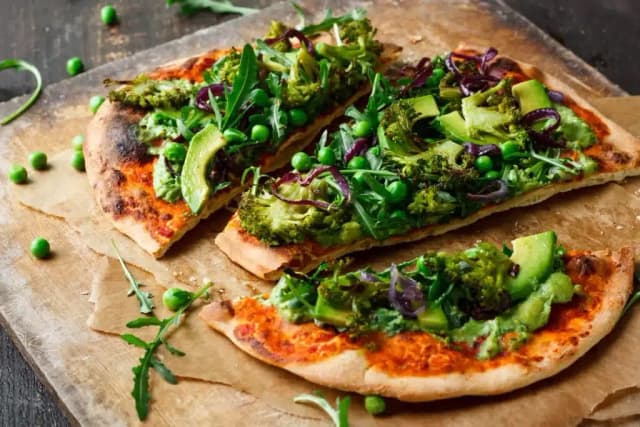 Z czym pizza wegetariańska? Najlepsze dodatki, które zaskoczą smakiem