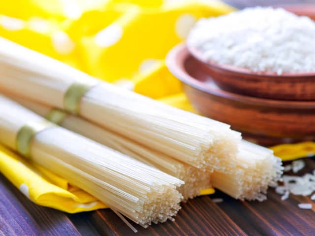 Czy makaron ryżowy ma gluten? Poznaj prawdę o jego składzie